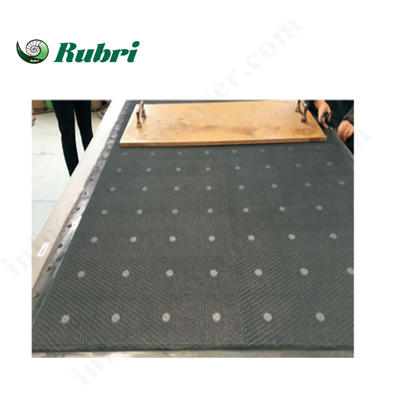 Réglage de l'entrefer cathodique d'un électrolyseur chlore-alcali